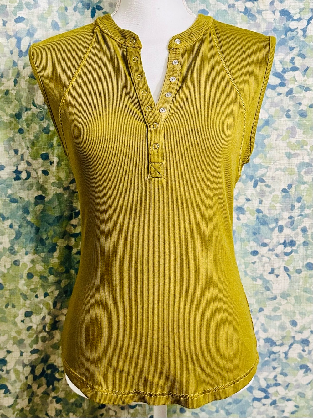 Mono B Ribbed Snap Front Tank Top | Mustard Olive Sleeveless Henley | Size L